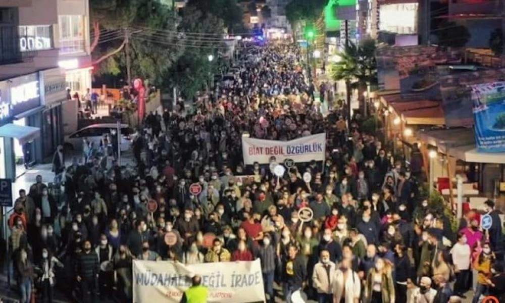 Κατεχόμενα: Πορεία χιλιάδων Τουρκοκύπριων κατά του Ερντογάν